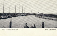 8926 Gezicht op de haven met vaargeul en strekdammen te Spakenburg (gemeente Bunschoten), uit het zuiden.